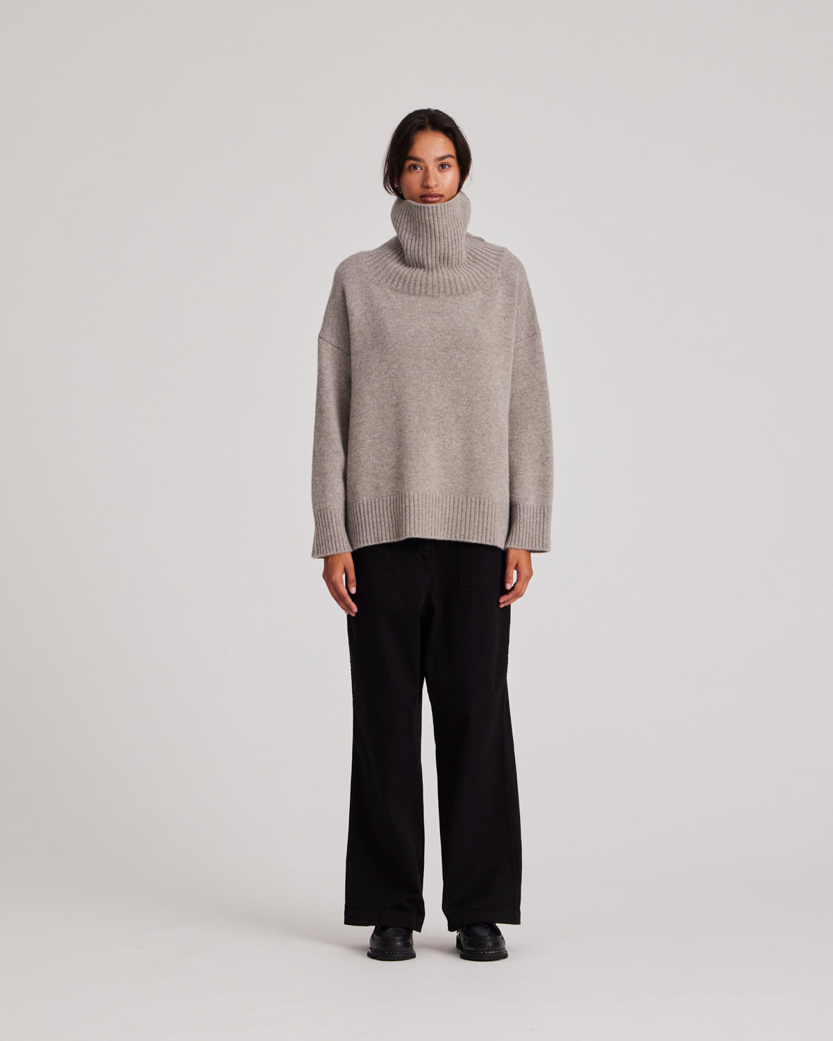 Vita lammeuld sweater m. hals, Stone Grey - GAI+LISVA
