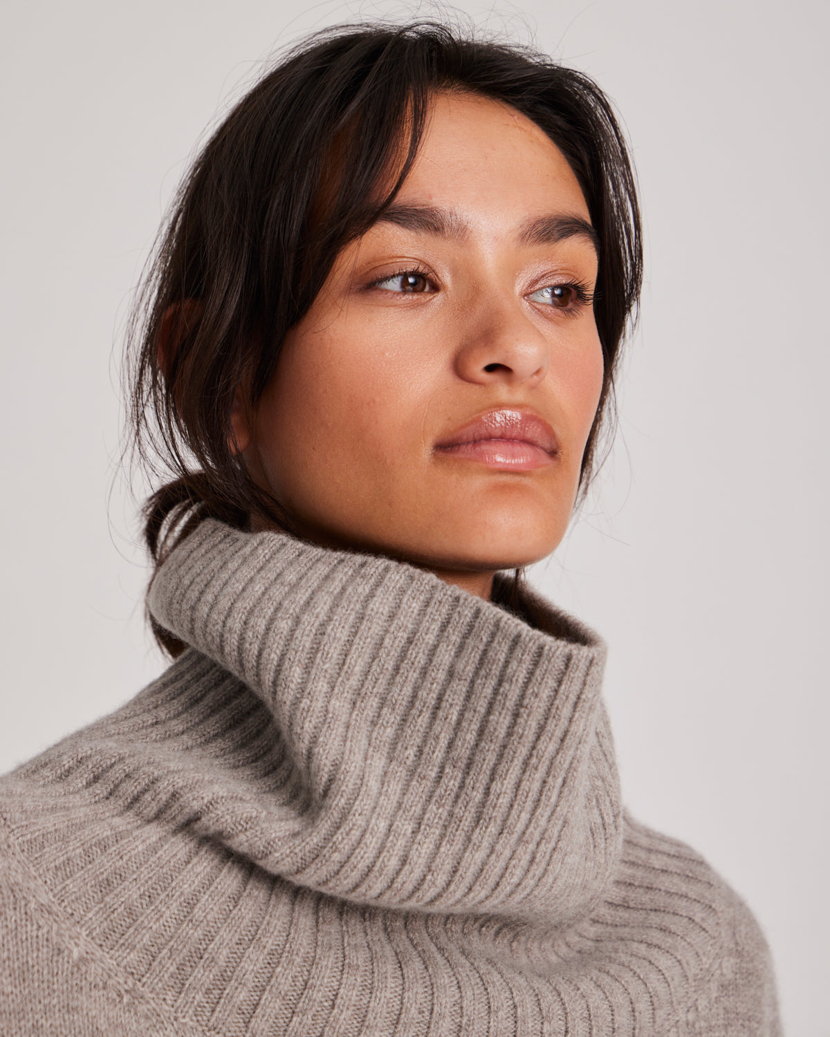 Vita lammeuld sweater m. hals, Stone Grey - GAI+LISVA