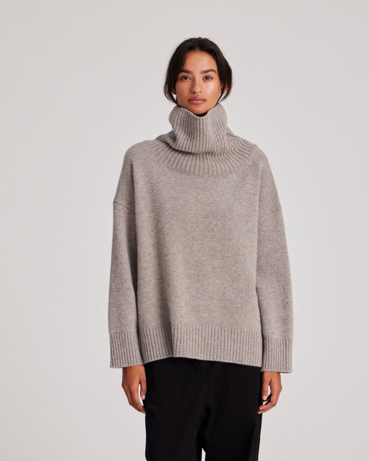 Vita lammeuld sweater m. hals, Stone Grey - GAI+LISVA