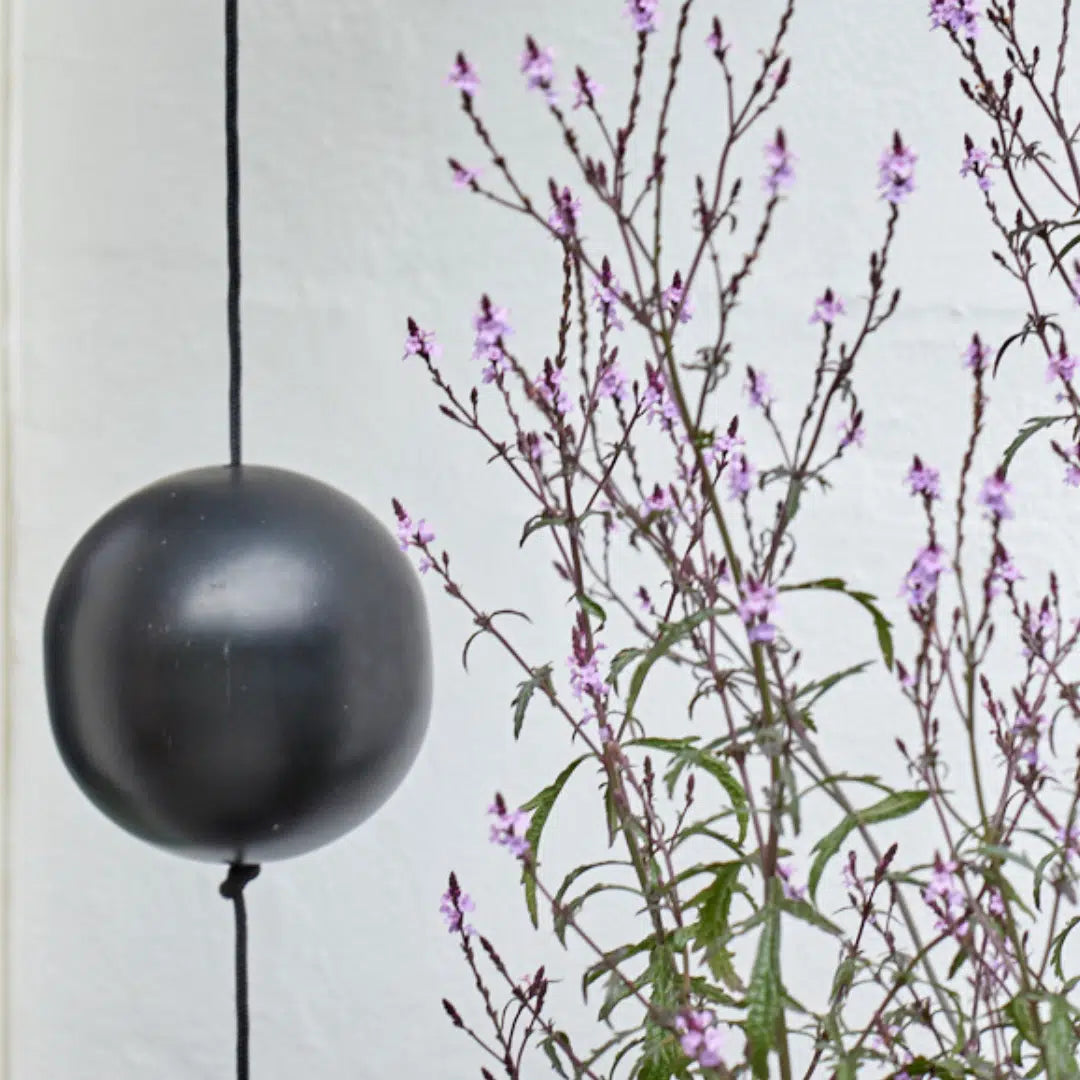 SNOREN Jern Kugle Black, Large - Nordic By Hand
