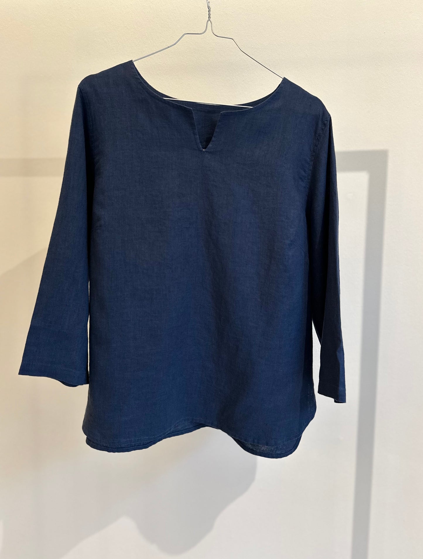 Emma Bluse, 3/4 Ærmer, Navy - Linen By Krebs