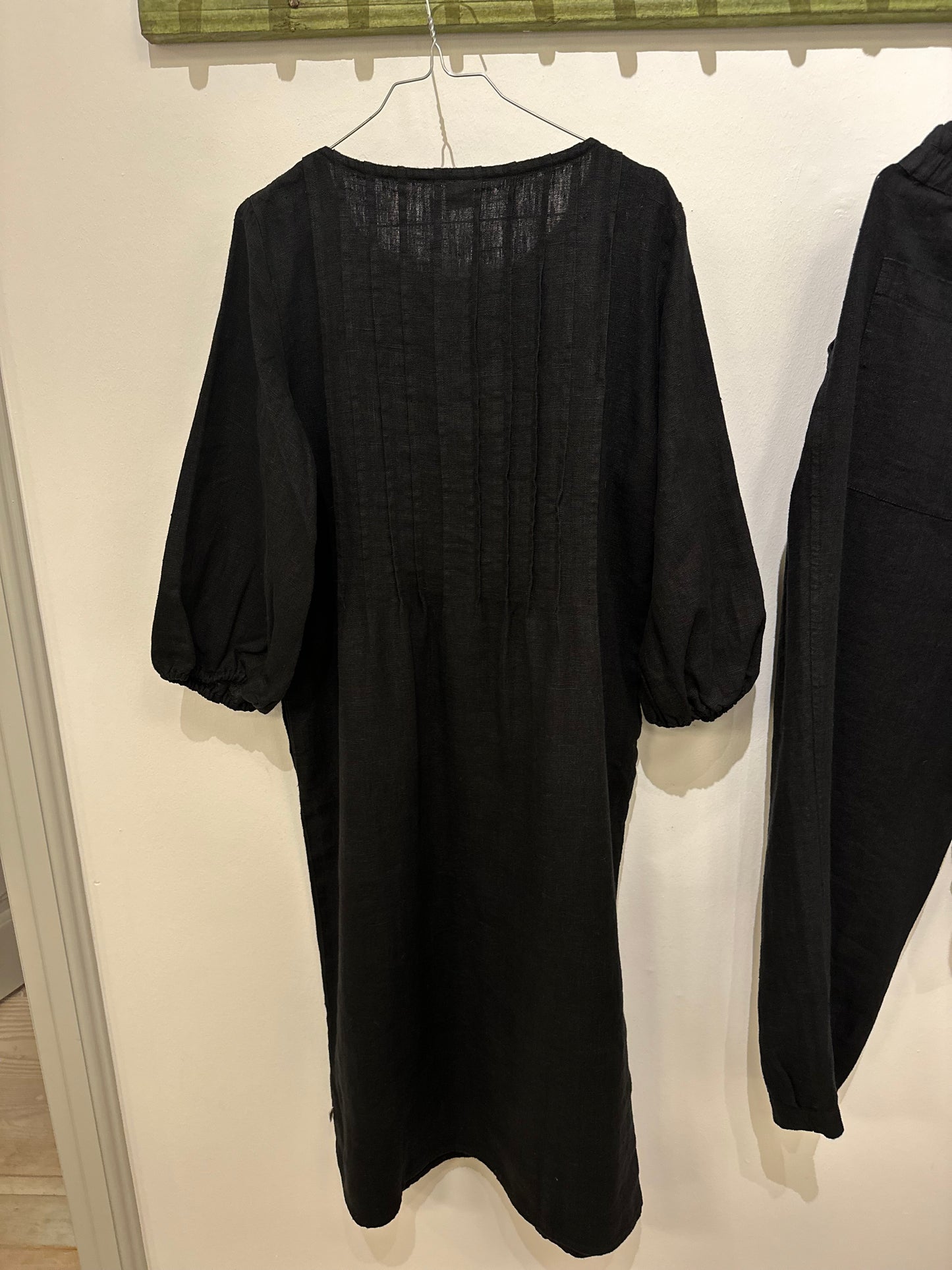 Aase kjole, Kraftig hør Sort - Linen by Krebs